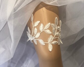 Ivory Lace Bridal Garter: Leaf Design Wedding Accessory