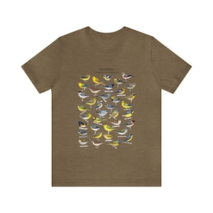Könnte beinhalten: Ein grünes T-Shirt mit einem Aufdruck einer Sammlung von Laubsängern, einer Art Singvogel, mit dem Text "Warblers of Eastern North America".