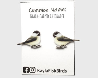Puede incluir: Un par de pendientes de carbonero común. Los pendientes están hechos de metal y presentan una imagen realista del pájaro. Los pendientes son una excelente manera de mostrar tu amor por la naturaleza.