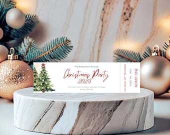 Könnte beinhalten: Ein weißes Ticket für die Weihnachtsfeier mit roter Schrift "Christmas Party 2025". Es zeigt eine Aquarell-Illustration eines Weihnachtsbaums und wird auf einem Marmorsockel mit festlichen Ornamenten präsentiert.