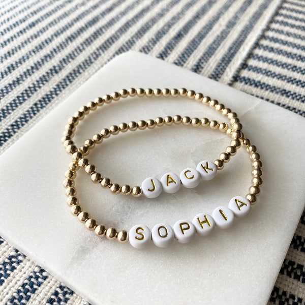 Pulsera personalizada con nombre bañada en oro de 14 quilates y letras doradas. Regalo para el día de la madre o para la dama de honor.