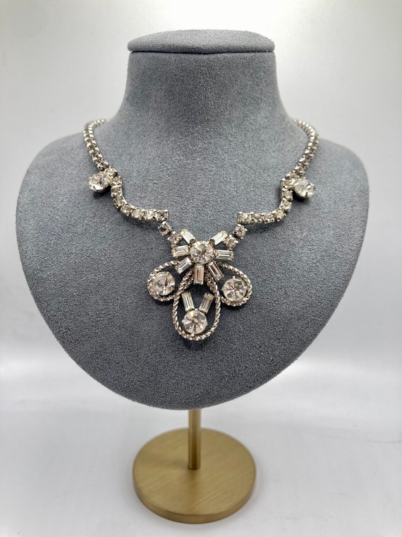 Leo glass rhinestone necklace