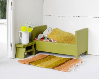 A beautiful green set: a miniature bed with bedding, a set with a linen mouse, a stool and a hand-woven carpet.