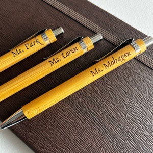Gepersonaliseerde gegraveerde bamboepennen, pen op maat gepersonaliseerd, lasergegraveerde kerstambachten, gegraveerde afstudeerpen