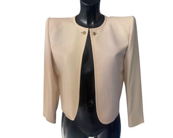 Veste blazer courte structurée en laine crème VALENTINO Miss V vintage, fabriquée en Italie dans les années 90. Veste de luxe de créateur des années 90.