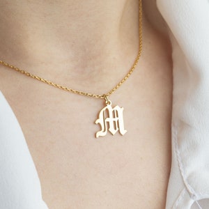 Collar de oro en inglés antiguo, collar con letras en inglés antiguo, collar con iniciales en inglés antiguo personalizado, collar gótico, collar con una sola letra en inglés antiguo