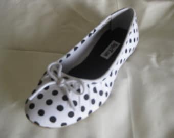 White with dots girl shoes
