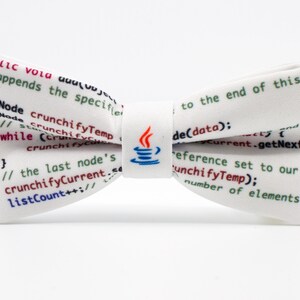 K&ouml;nnte beinhalten: Wei&szlig;er Fliege mit einem Java-Code-Design. Die Fliege zeigt das Java-Logo und Code-Schnipsel zu Datenstrukturen und Algorithmen.