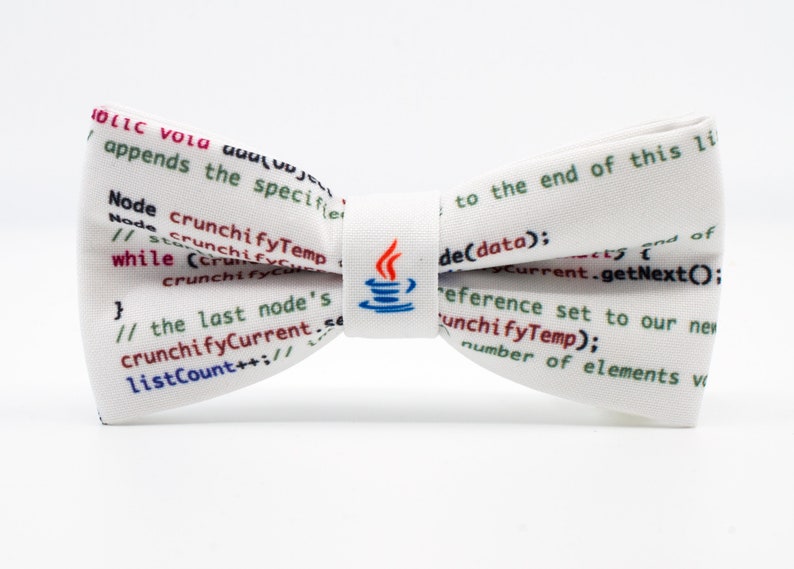 K&ouml;nnte beinhalten: Wei&szlig;er Fliege mit einem Java-Code-Design. Die Fliege zeigt das Java-Logo und Code-Schnipsel zu Datenstrukturen und Algorithmen.