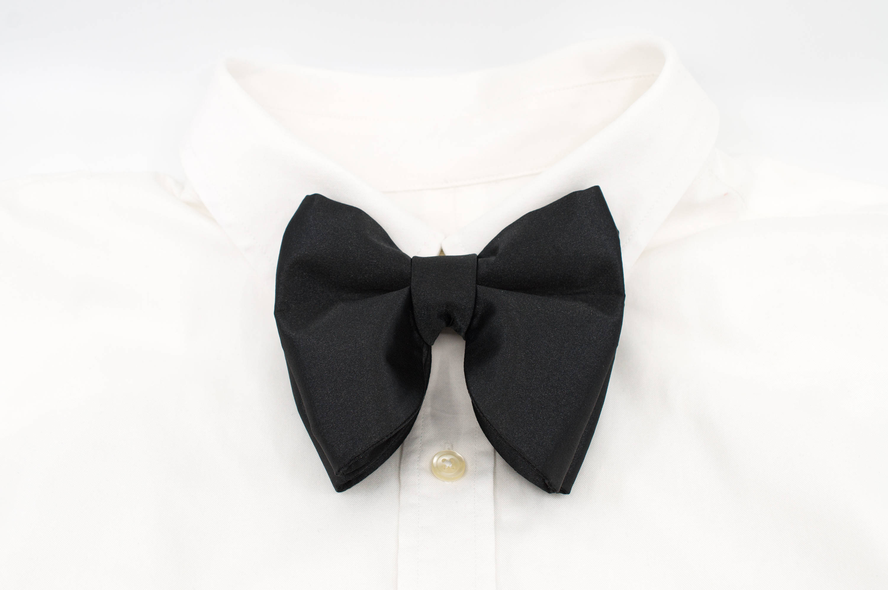 oversized bow tie pattern
