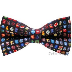 Op de afbeelding: Een zwarte strik met een kleurrijk patroon van verschillende sociale media logo's en iconen.