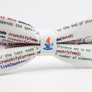 K&ouml;nnte beinhalten: Ein wei&szlig;er Fliege mit einem Java-Logo und darauf gedrucktem Code. Der Code enth&auml;lt die W&ouml;rter "Node", "crunchifyTemp", "crunchifyCurrent", "listCount" und "getNext".