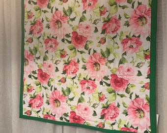 Rosa und grün geblümter Quilt