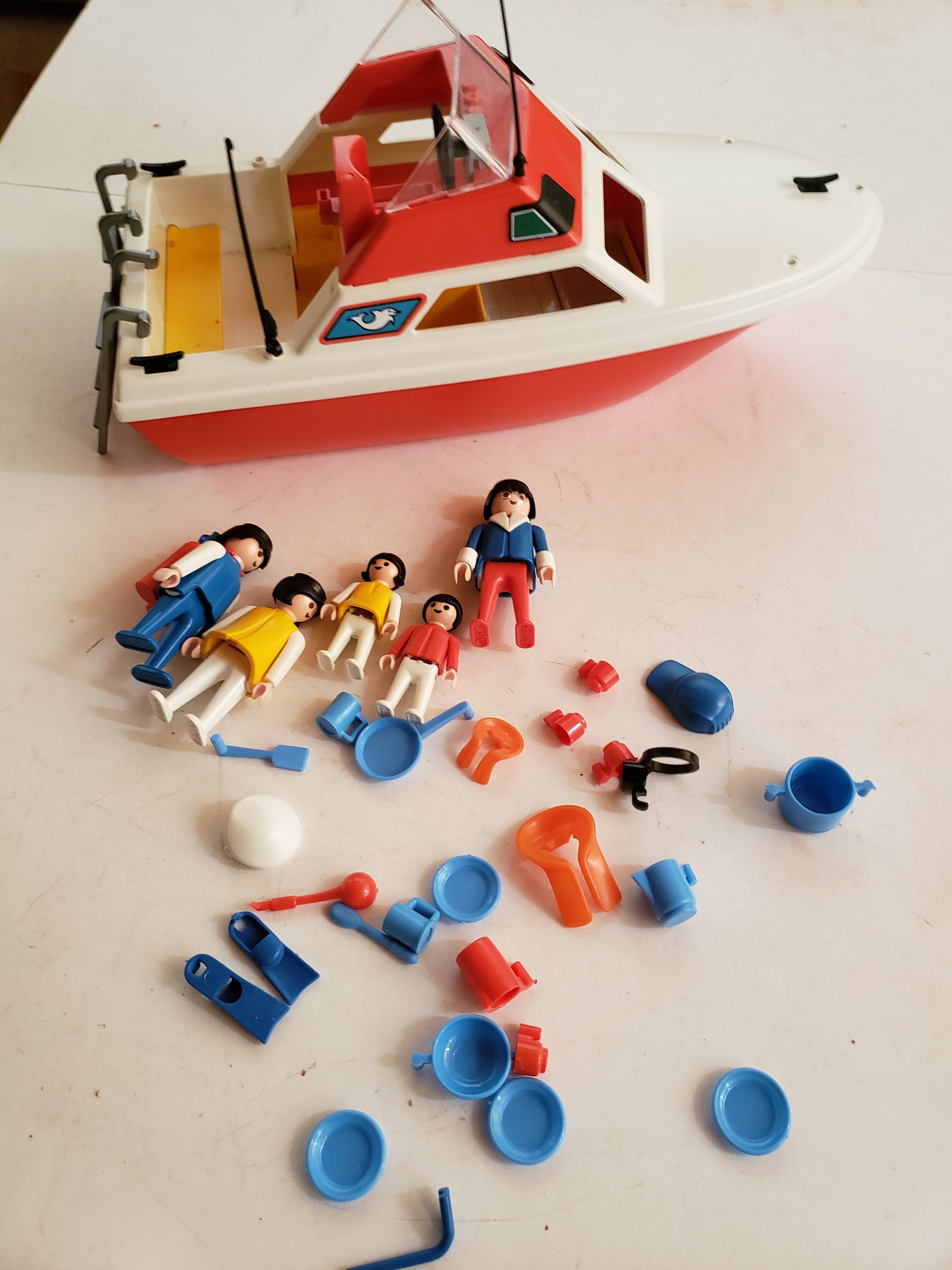 Playmobil Cabin Cruiser and Figures #3498 Canada