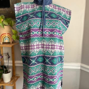 Blusa vintage dos anos 80 sem mangas, com zíper até o peito, gola alta e estampa Fair Isle. Tamanho G.