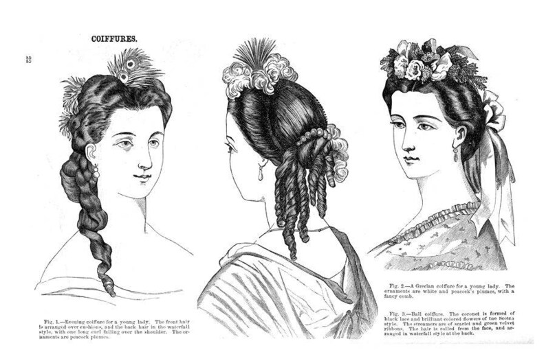 Peut inclure: Une illustration en noir et blanc de trois coiffures diff&eacute;rentes pour femmes. La premi&egrave;re coiffure pr&eacute;sente une longue tresse avec des plumes de paon. La deuxi&egrave;me coiffure est un chignon avec une tresse lat&eacute;rale. La troisi&egrave;me coiffure est un chignon avec une couronne de fleurs et un ruban.