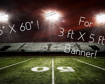 Pode incluir: Um campo de futebol com assentos de estádio no fundo. O campo é iluminado por luzes de estádio. O texto "36" x 60"! Para 3 pés x 5 pés Banner!" é sobreposto à imagem.