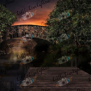 Könnte beinhalten: Ein Holzsteg ragt über ein stilles Gewässer, im Hintergrund ein Steinbogenbrücke, die über das Wasser führt. Der Himmel ist in leuchtenden Orange- und Rosatönen gehalten, was auf einen Sonnenuntergang hindeutet.