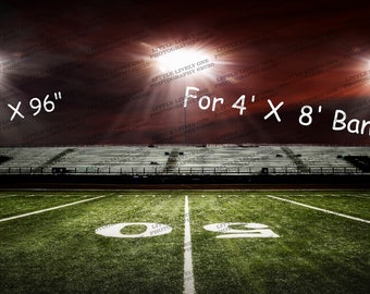 Pode incluir: Um cenário de campo de futebol noturno com luzes de estádio brilhando sobre o campo verde. O campo é marcado com linhas brancas e números. O texto "48" x 96" e "Para uma faixa de 4' x 8' !" está escrito na imagem.