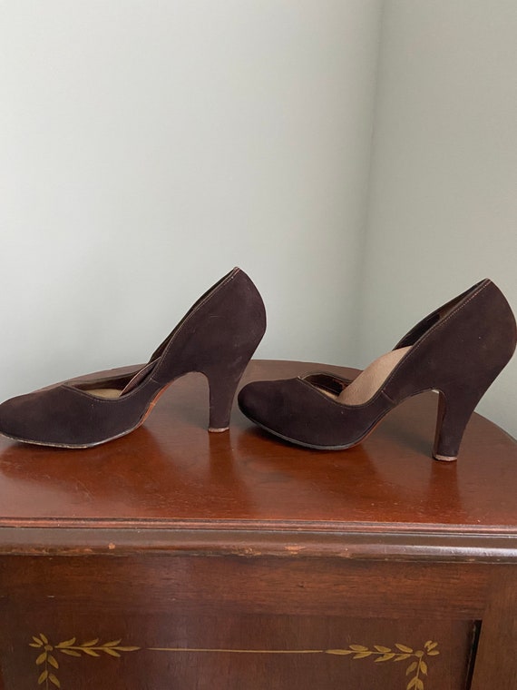 1940s 50s Brown suede Pumps Vintage heels Rounded… - image 3