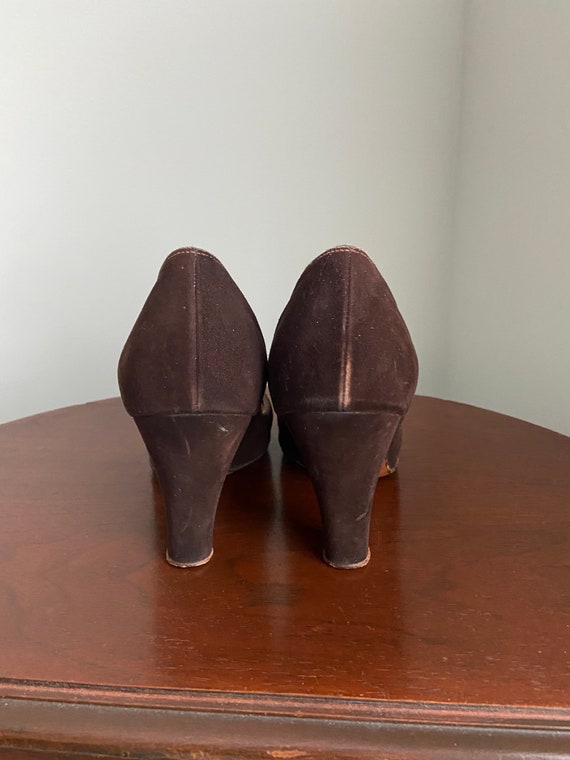 1940s 50s Brown suede Pumps Vintage heels Rounded… - image 5