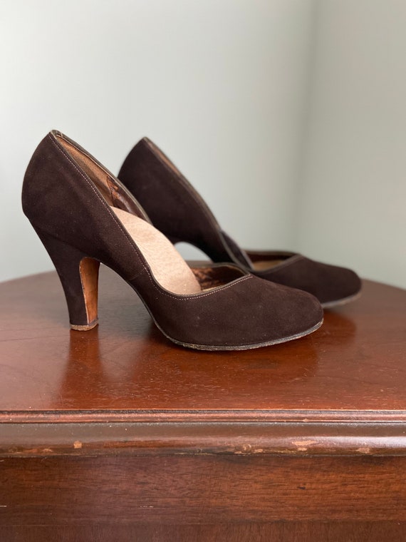 1940s 50s Brown suede Pumps Vintage heels Rounded… - image 1