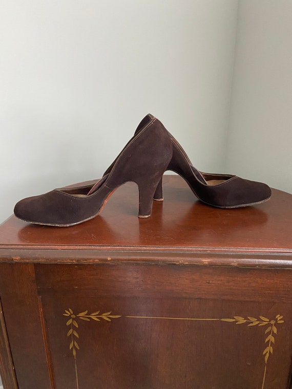 1940s 50s Brown suede Pumps Vintage heels Rounded… - image 4