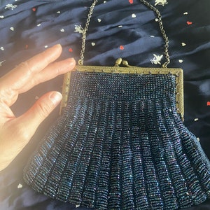 Bolso de cuentas de vidrio azul marino de los años 20 Cuentas de carnaval Marco de metal floral grabado Eslabón de cadena Cierre de boquilla Monedero vintage azul El bolso Carnival