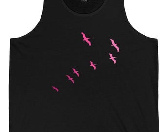 Camiseta sin mangas rosa con estampado de aves costeras de 7 Pelicans, estilo playero urbano, top veraniego con ambiente oceánico.