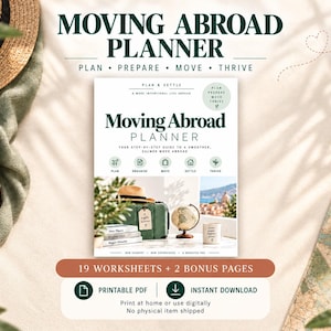 Puede incluir: Un planificador de mudanzas al extranjero con portada blanca, texto verde oscuro, una maleta, un globo terráqueo y una escena costera. La portada incluye el texto Plan, Prepare, Move, Thrive, 19 Worksheets + 2 Bonus Pages, Printable PDF e Instant Download.