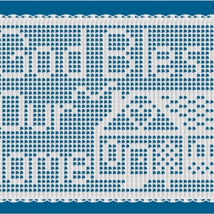 Op de afbeelding: Een rechthoekig wit gehaakt kleedje met een rasterachtig patroon dat de tekst God Bless Our Home vormt. Het ontwerp bevat een kleine huisafbeelding geïntegreerd in de belettering, afgewerkt met een delicate geschulpte kanten rand.