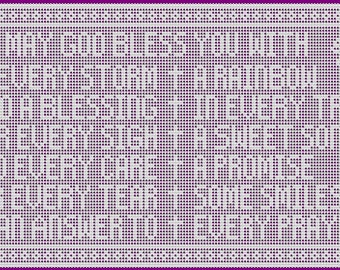 Op de afbeelding: Een wit gehaakt kantwerk met een paarse rand. Het kantwerk heeft een herhalend patroon van kleine vierkanten en cirkels. De tekst "MAY GOD BLESS YOU WITH EVERY STORM A RAINBOW AND A BLESSING IN EVERY TRIAL FOR EVERY SIGH A SWEET SONG FOR EVERY TEAR SOME SMILES TO EVERY PRAYER" staat in het midden van het kantwerk.