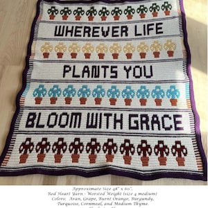 Peut inclure: Une couverture au crochet avec le texte "Wherever life plants you, bloom with grace". La couverture est réalisée dans une variété de couleurs, notamment l'orange, le violet, le vert et le bleu. La couverture mesure environ 122 cm sur 152 cm.