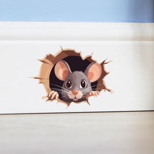 Pode incluir: Um rato de desenho animado espiando por um buraco na parede, ao lado de um par de botas de chuva amarelas com cadarços vermelhos.