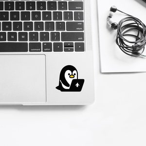 ZESTAW 2 NAKLEJEK Z UDANYMI PINGWINAMI SIEDZĄCYMI NA LAPTOPIE - PREZENT Z PINGWINEM - Odporne na zarysowania - Wodoodporne - Do odklejenia i przyklejenia