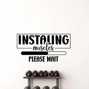 Gym Wandtattoo, Motivationsaufkleber, lustiges Fitnessstudio Aufkleber, Home Gym Decor, Muskeln installieren, bitte warten - TheVinylCreations