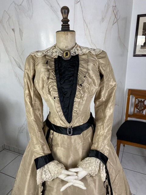 1890年代のシルクタフタのビクトリア朝風ドレス、アンティークガウン