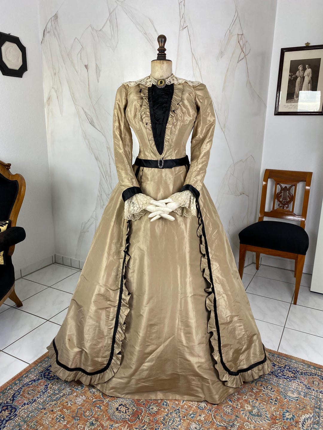 1900年代のクラウン刺繍アンティークドレス 1900年代の美しく豪華なアンティークドレス - メルカリ