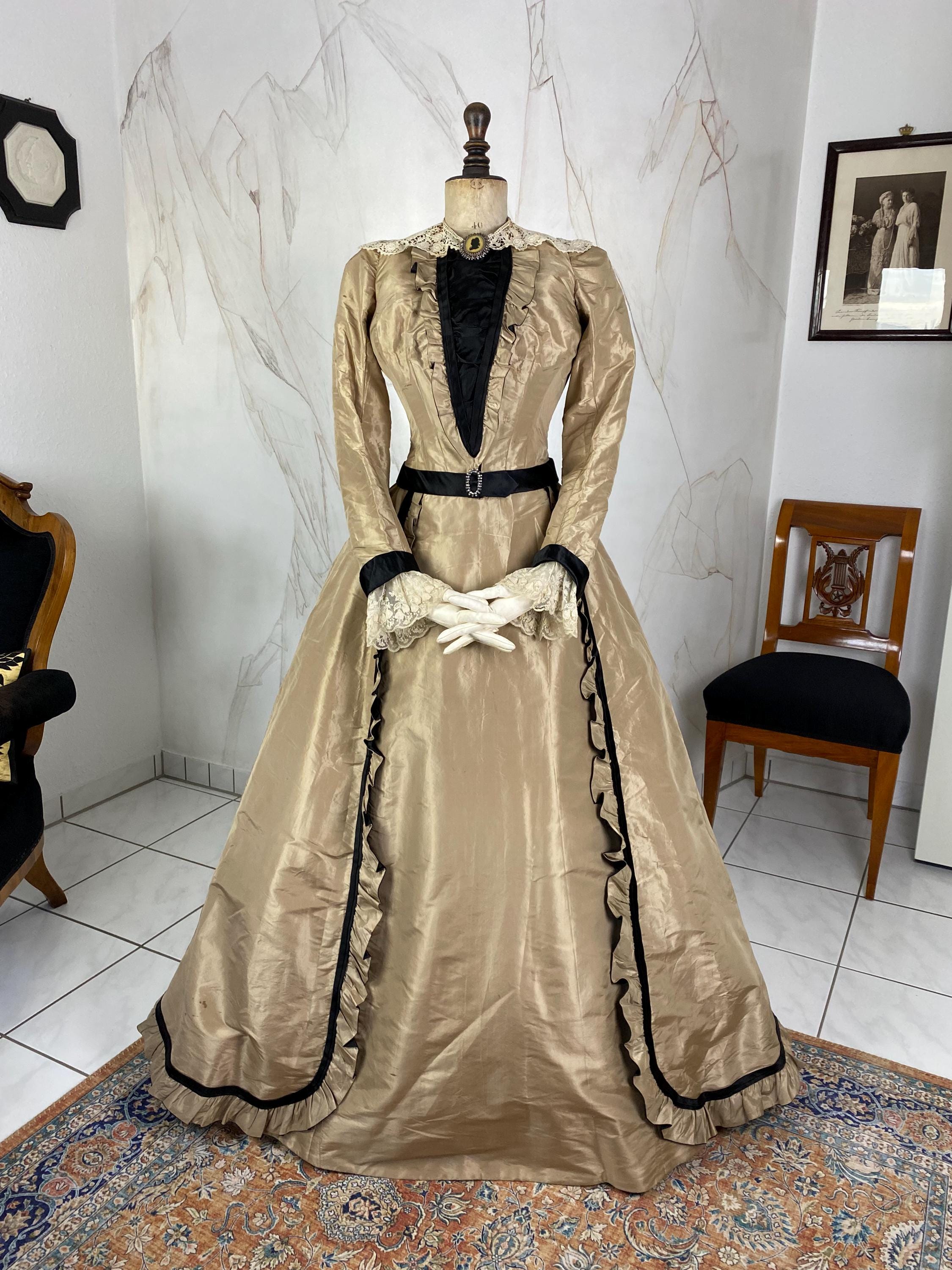 1890年代のシルクタフタのビクトリア朝風ドレス、アンティークガウン