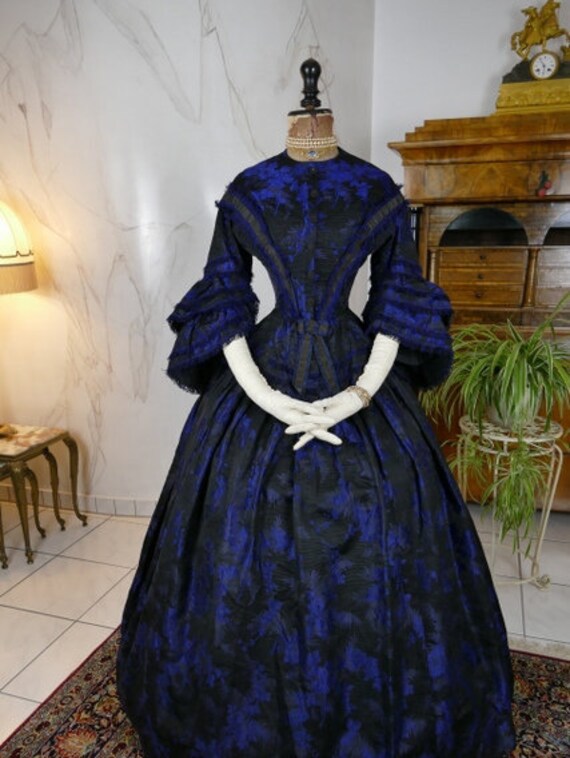 1855 dress, antique dress, antique gown, crinoline
