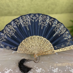 1875 Folding Fan with Gold Sequins, antique fan, Victorian Fan, antiker Fächer