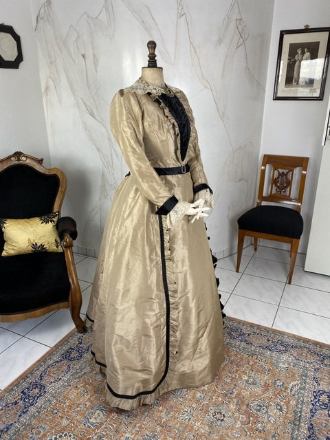 い出のひと時に、とびきりのおしゃれを！ Afternoon 1890 Dress, Victorian Gown, Antique Dress, Antique アンティーク雑貨