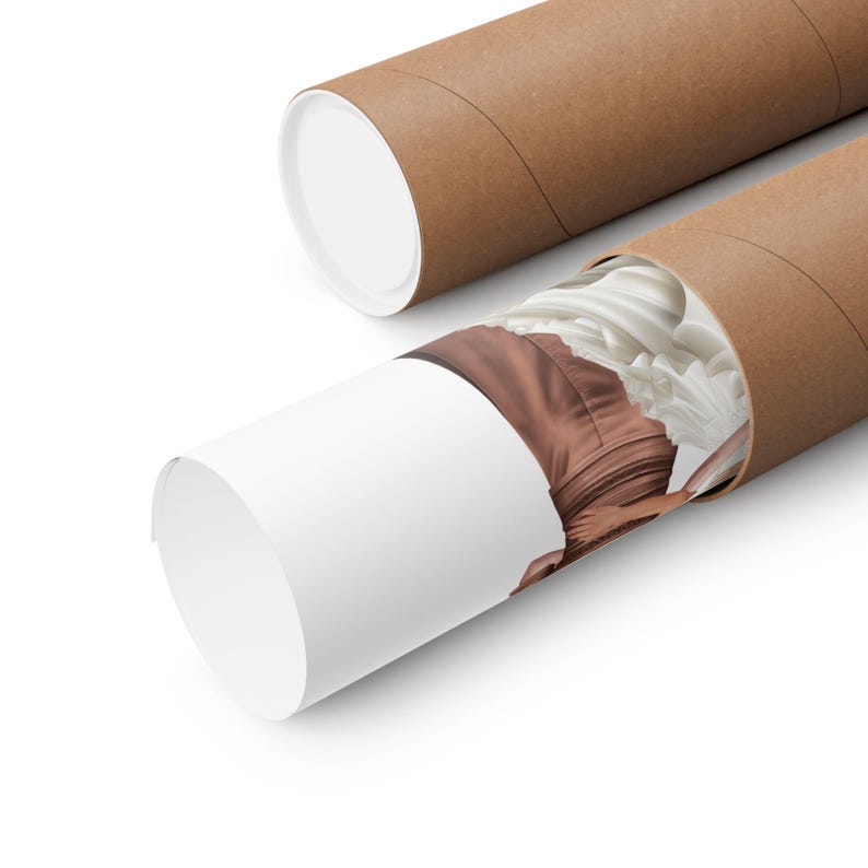 Op de afbeelding: Een bruine kartonnen buis met een witte papierrol erin. De papierrol is gedeeltelijk uitgerold, waardoor een bruin en wit gepatroneerd stof zichtbaar wordt.
