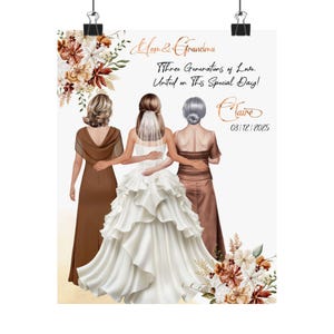 Op de afbeelding: Een aquarel-illustratie van drie generaties vrouwen in bruine en witte jurken. De bruid staat in het midden, met haar moeder en haar oma aan weerszijden. De tekst luidt "Moeder & Oma Drie generaties liefde. Verenigd op deze speciale dag! Claire 08/12/2025".