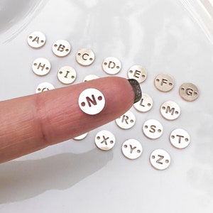 Initiële connector ronde schijf, 14k gold filled en sterlingzilver, letterconnectoren voor permanente sieraden, sieraden maken, aangepaste minischijf