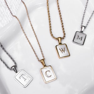 Collar con colgante inicial de nácar, joyería de acero inoxidable, dijes de letras de oro, joyería personalizada, letra personalizada de concha natural
