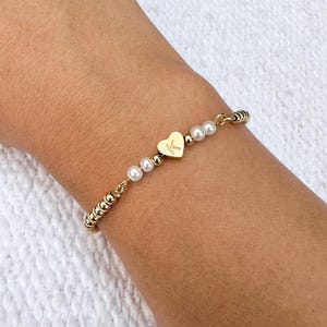 Pulseira inicial personalizada, joias iniciais douradas, pulseira de letras ajustáveis, pulseira de pérolas com coração dourado, joias personalizadas personalizadas