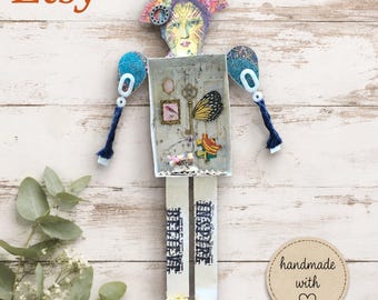 Odessa, a Guardiã das Coisas Minúsculas | Boneca de Papel Única em Técnica Mista | Arte Popular em Caixa de Sombras com Toque de Fantasia | Colagem Artesanal para Parede