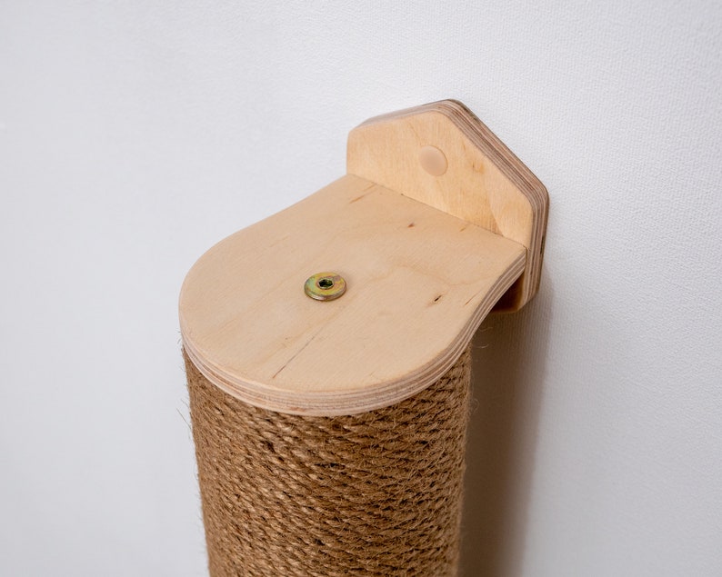 Puede incluir: Un rascador para gatos de madera con una cuerda de sisal que lo cubre. El poste est&aacute; fijado a la pared con un soporte de madera. El soporte tiene un tornillo en el centro.