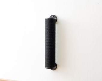 Poste rascador minimalista para gatos negros con cuerda de algodón